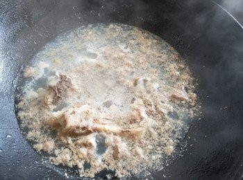 step10: 將五花腩，豬骨，雞殼用薑片，黃酒凍水放入出水，滾至沒血水滲出便可