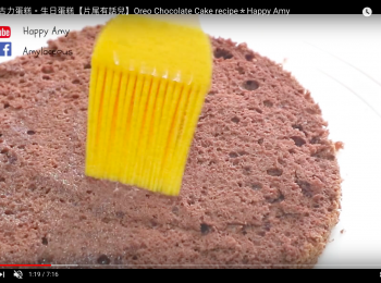 step6: 蓋上另一層朱古力海棉蛋糕，薄薄的掃上一層糖水。