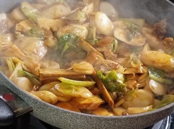 step7: 加蓋燴煮年糕一會至軟身即可。