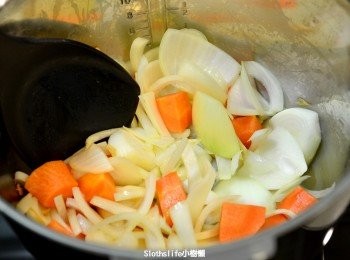 step2: 洋蔥、胡蘿蔔切塊、油蔥一起炒至洋蔥香氣出現