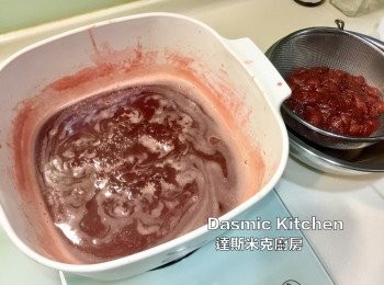step13: 把剩餘湯汁繼續熬煮，約15～20分鐘，至湯汁稍微濃稠為止 (熬煮時間依各人喜好濃稠度調整！）(果醬放涼後會更濃稠！）