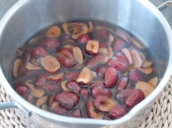 step1: 將紅棗洗淨、去核，用水浸一個小時 (倒去浸紅棗的水）。然後煮沸800毫升水，下紅棗，再煮沸後，轉小火再煮20分鐘至紅棗軟身