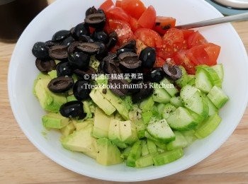step1: 把車厘茄和黑橄欖切一半，牛油果切粒，青瓜一開四切片，加入適量鹽和黑胡椒粉，