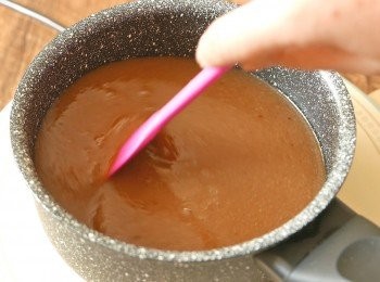 step4: 量出525毫升的紅棗蓉水倒回鍋中，加入敲碎了的片糖間中攪拌，以小火煮至片糖溶化後，倒出放涼備用。