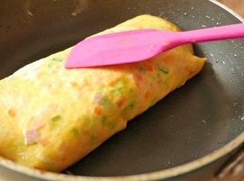 step6: 翻轉蛋捲，煎至蛋漿凝固。