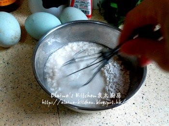 step3: 蕃薯粉加入水拌勻至冇粉粒