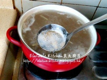 step6: 先用中火煮滾 , 盛起面上泡泡去掉