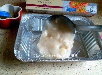 step6: 將糕盤掃上少許油 , 倒入麵糊 , 用刮刀抨平