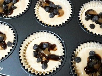 step7: 把糖漿分別放到蛋糕糊上 , 再灑上巧克力粒