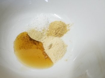 step2: 大地魚粉，胡椒粉，雞粉，麻油，糖，魚露