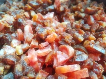 step1: 將所有臘肉、臘腸、蝦粉等先蒸熟，待冷後切小粒。