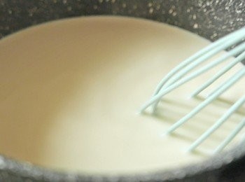 step2: 把餘下的330毫升3.6牛奶、淡忌廉、煉奶和鹽倒入鍋中，邊攪拌邊以中小火加熱，煮至出現微煙，不用煮滾。