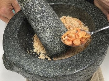 step1: 蝦米先搗成細末