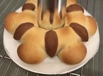 step8: 待涼後， 再用朱古力筆畫上你想要的表情