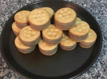 step5: 將<span class="group_2">芋泥</span>分成16等份，每份約35-36g；揉圓後夾入餅乾中，並將<span class="group_2">芋泥</span>整型成與餅乾ㄧ樣大小。