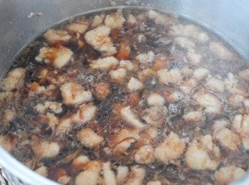 step2: 下水、生抽、老抽、米酒、炸紅蔥頭、冰糖和五香粉，用中火煮沸，然後轉小火再煮30分鐘