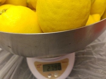 step2: 檸檬抹乾水份後, 將檸檬上磅量度重量, 再計算冰糖重量。檸檬1: 冰糖1.2