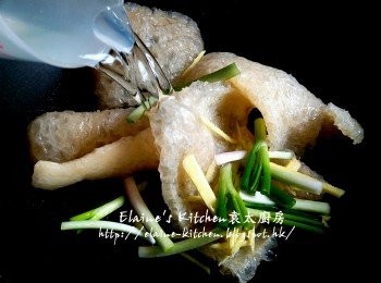 step3: 將豬皮放入鑊中 , 加入薑絲 , 蔥段及酒 , 再加入水用中火煮滾