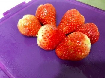 step2: 士多啤梨切粒、洋蔥切粒/切條