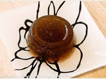 step2: 取一碗盤，將黑木耳健康凍自包裝盒中，直接倒扣在碗盤上。