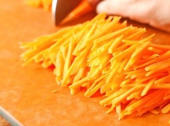 step1: 把甘筍去皮洗淨，切絲備用。