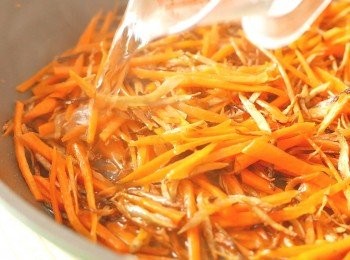 step5: 下甘筍炒勻後，調至中火，下清酒炒至甘筍變軟。