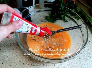 step5: 將蕃薯粉倒入蛋液內 , 逐一加入鹽 , 糖 , 胡椒粉及魚露拌勻