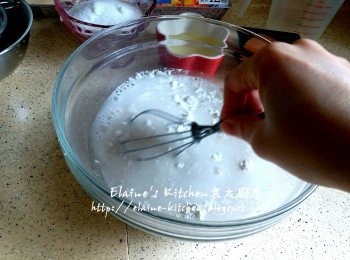 step2: 馬蹄粉及生粉放入大碗內 , 先加入300ml水拌勻