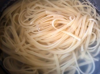 step2: 煮一鍋水，水滾後下少許鹽，放意大利粉。按包裝指示煮熟，撈起瀝乾備用，煮過意粉的水留用。