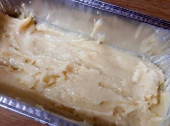 step11: 烤模中加入一半的麵糊舖平