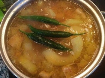 step10: 煮到木瓜軟了後（不要煮糊掉），用鹽再次調味，並放入青辣椒小火滾5分鐘即可。
備註：喜歡湯頭帶點辣度者，可以用小刀或牙籤先將青辣椒戳些小洞喔～