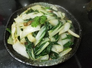 step5: 做法 :

清洗白菜後 , 稍為切件 , 燒紅油鑊 , 爆香蒜頭 , 乾蔥 , 薑片放入白菜 , 加入糖 , 雞粉 , 少少鹽蓋好焗煮約 45 秒 , 加入少少木魚片 , 麻油 , 少少生粉水埋芡 , 完成 .