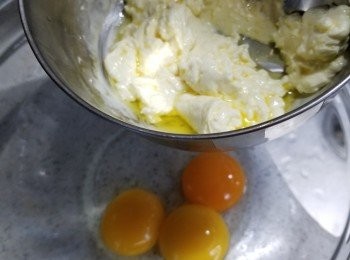 step4: 再加入3隻蛋黃拌勻