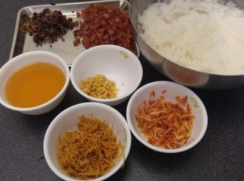 step3: 臘腸和臘肉切粒, 瑤柱撕成絲請保留瑤柱水備用, 蝦米盛起請保留蝦米水備用, 蘿蔔刨絲可一半幼絲一半粗絲。