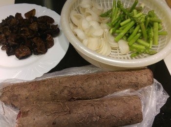 step1: 雲耳先浸軟, 百合撕開一瓣一瓣後清洗備用, 露荀清洗後切小段, 新鮮紫淮山去皮切片。(處理淮山請戴上膠手套。)