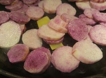 step4: 先落油爆香薑片, 然後將紫淮山片略炒, 之後加上少許水份和兩湯匙素高湯同炒。