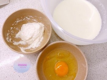 step3: 滑豆腐用匙羹壓過篩，混合蛋白及奶，再過一次篩，將大塊的雜質去除。(這個步驟很重要，唔過篩蛋撻會唔滑㗎！)