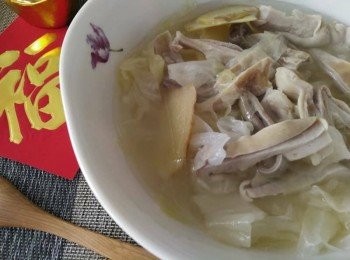 step5: 盛碗上桌後，再擺上吉祥春聯「福」和「招財進寶」字樣，能討個好兆頭，