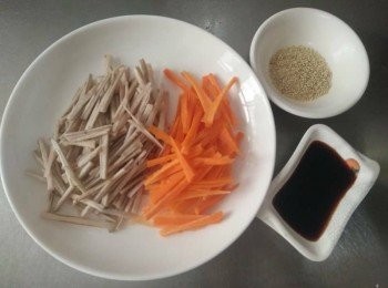 step1: 紅蘿蔔洗淨削皮並切絲，牛蒡削皮並切絲，白芝麻，備用；