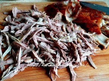 step9: 燒鴨肉撕成絲 , 鴨皮切大片