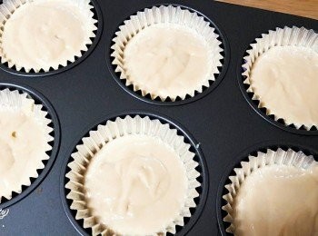 step6: 杯子蛋糕模放上紙杯模  , 再倒入蛋糕糊約8分滿