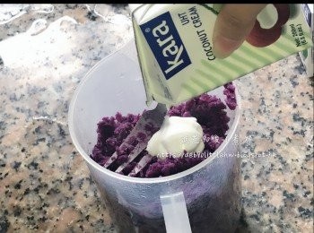 step5: 把紫薯放入器皿，加入椰漿拌勻。