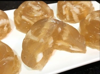 step1: 步驟：
1.先開椰皇，椰皇水留起備用，椰皇肉切絲備用
2.馬蹄粉加400g清水，攪拌均勻至完全沒有粉粒。備用
3.白砂糖加入330g水煮至砂糖完全溶化。
4.加入椰皇肉及椰皇水，煮滾。
5.慢慢加入約1-2湯殼馬蹄粉漿慢慢攪拌，關火放涼10分鐘。
6。把餘下的粉漿加入糖水，邊攪拌邊加入。
7.倒入模具，蓋上錫紙。中火蒸30分鐘便可。
（視乎模具大小厚薄。蒸的時間有所不同。蒸好後見到完全變透明沒有白漿便完成。）