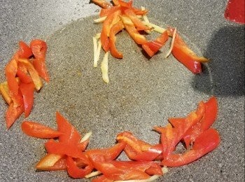 step5: 用少許油起鑊,先爆香薑絲及長紅椒