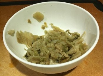 step6: 九肚魚去頭及尾，開肚去腸，洗淨，瀝乾水份，切開2段，依次序拌入胡椒粉、鷹粟粉及油，備用。