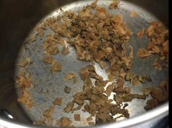 step8: 煮飯，中火加蓋煮2分鐘至水沸騰，轉小火煮5分鐘至收水，米還有點濕濕的， 將肉餅放在飯面上，加蓋煮5分鐘，熄火，不要打開蓋焗8分鐘， 想吃飯焦便再開小火煮5分鐘， 即成。