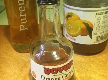 step2: 柚子蜜汁材料：
柚子蜜 1湯匙
檸檬汁 1湯匙
橙酒 1湯匙(可用白酒或料理酒代替)
橙蜜糖 1湯匙(可用蜜糖代替)
（將以上材料拌匀）