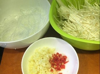 step1: 材料：
金菇菜  2包
粉絲 1扎
蒜蓉 2湯匙 
指天椒 3隻(切碎)
海鹽   1茶匙
黃糖 1/4茶匙
油   1茶匙
