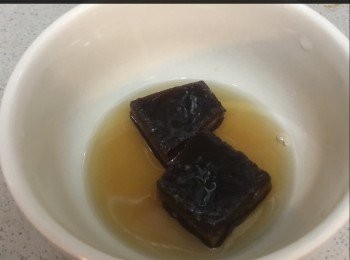step4: 醬汁
先收片糖放入白醋，待10分鐘後，
放入小鑊，慢火煮匀便可