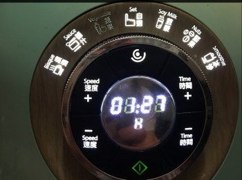 step3: 將兩者放入養生機(蔬菜)打均後，
直接倒入模具

模具要先塗上油，以便脫模